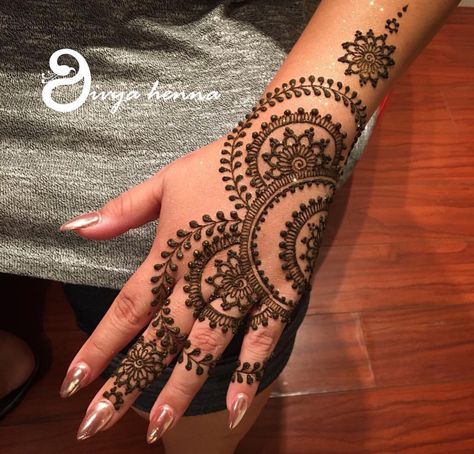 Desi Nail Art, Modern Henna Design, Indian Henna Designs, Henne Tattoo, Henna Flower Designs, Henna Style Tattoos, Henna Inspo, Back Hand Mehndi, Henna Inspired Tattoos