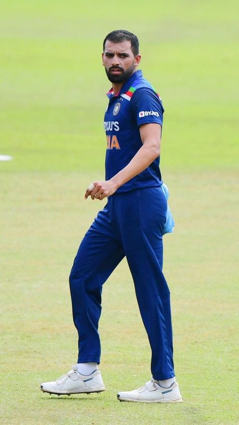 Deepak chahar bowling in the 3rd odi against Sri lanka. Chahar won the match for india with bat by hitting a 50 #DeepakChahar #ChennaiSuperkings #Cricketpictures Deepak Chahar, Cricket In India, Cricket Wallpapers, Cricket Club, Chennai Super Kings, Photo Art Gallery, Cricket Team, Bowling, Sri Lanka