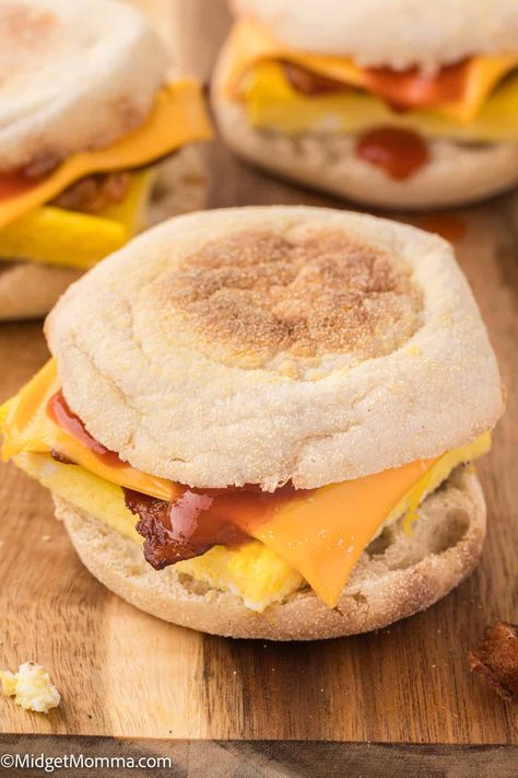 Bacon Egg and Cheese English Muffin Breakfast Sandwich Recipe Bacon And Egg English Muffins, Bacon Egg Cheese English Muffin, Bacon Egg English Muffin, Breakfast Sandwich With English Muffin, English Muffin Breakfast Sandwich Ideas, English Muffin Egg White Sandwich, English Muffin Grilled Cheese, English Muffin Egg Sandwich, English Muffin Recipe Breakfast