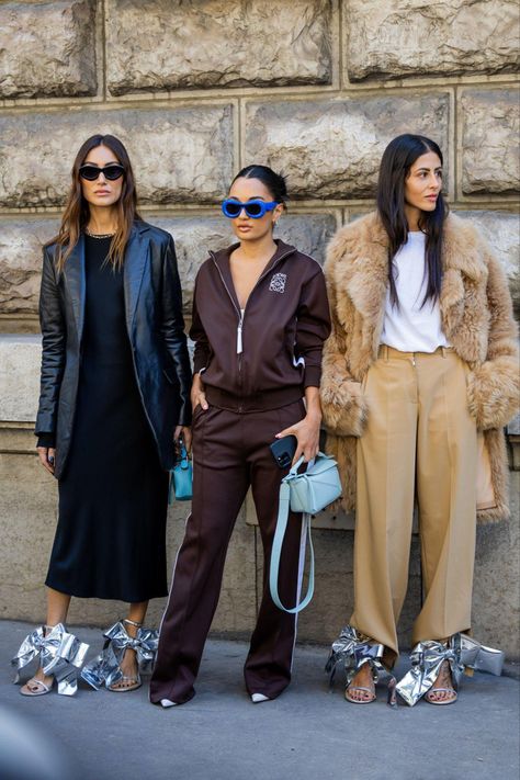 Giorgia Tordini, Amina Muaddi and Gilda Ambrosio shot by Christian Vierig during Paris Fashion Week (September 2022) Red Blazer Outfit, Paris Street Style Spring, Giorgia Tordini, Gilda Ambrosio, Best Clothing Brands, Nagellack Trends, Amazon Clothes, Slip Skirts, Blazer Outfit