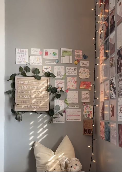 Christian Dorm Room Decor, Christian Girl Bedroom Aesthetic, Christian Room Ideas Bedrooms, Cute Christian Room Decor, Bible Room Decor, Christian Dorm Decor, Prayer Closet Aesthetic, Christian Room Decor Ideas, Christian Girl Room Aesthetic