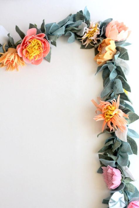 the most beautiful felt floral garland (and how to make one!) Paper Flower Garland, Flower Garland Diy, Felt Flower Garland, Paper Flower Garlands, Flower Garland Wedding, Garland Diy, Felt Leaves, Diy Felt, Felt Garland