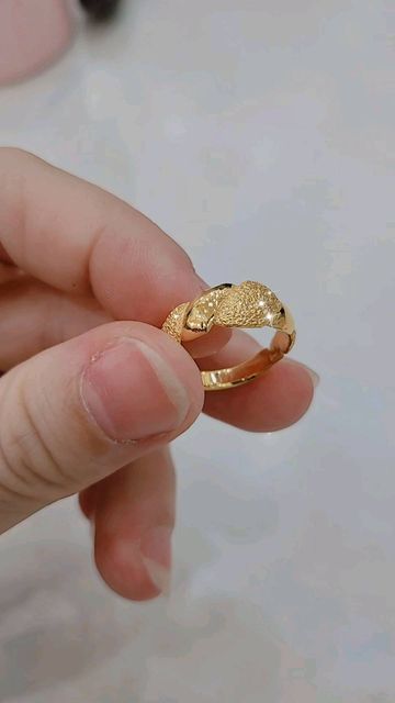 Gold Ring For Girls Unique, Gold Finger Rings Unique, Rings For Girls Gold, Gold Ring Design For Women, Ladies Gold Rings, Gold Cuff Ring, Latest Gold Ring Designs, Nontraditional Engagement Rings, Hand Jewelry Rings