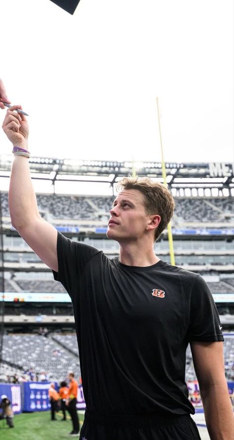 Joe Burrow Cute, Joe Borrow, Cincinnati Bengals Football, Bengals Football, Nba Fashion, Metlife Stadium, Pro Athletes, Joe Burrow, Joe Cool