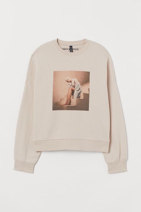 Beige Ariana Grande, Ariana Merch, Ariana Grande Outfits, Oversize Fashion, Sweatshirt Fabric, Fashion Line, Printed Sweatshirts, Nike Logo, Hoodie Print