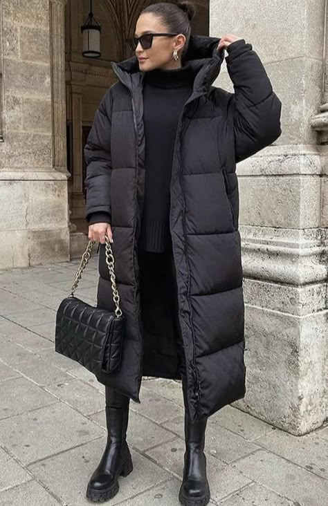 Sophie Long, Winter Mode Outfits, Look Boho Chic, Mode Tips, Long Black Coat, Black Winter Coat, Mens Cardigan Sweater, Long Puffer, Black Puffer