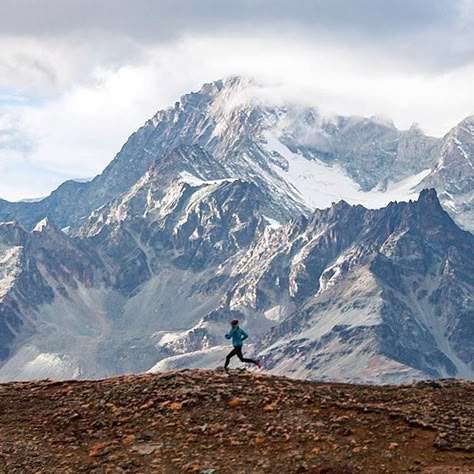 Trail running and mountains Running In Mountains, Trail Running Aesthetic, Running Mountains, Trail Running Inspiration, Outdoorsy Aesthetic, Fell Running, Running Images, Running Pictures, Mountain Running