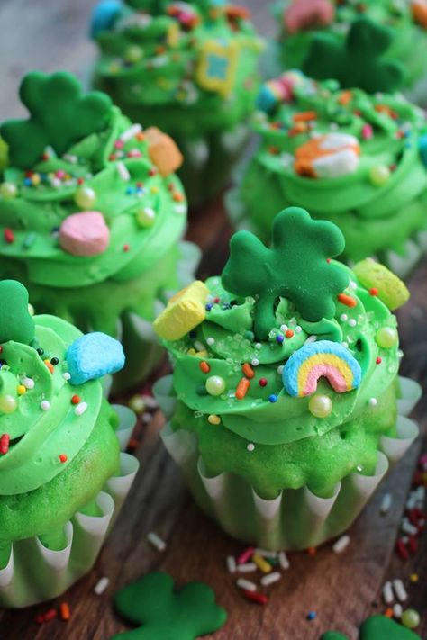 Lucky Charms Cupcakes - The Preppy Hostess Lucky Charms Cupcakes, Shamrock Cupcakes, St Patricks Food, Adorable Cupcakes, Lucky Charms Treats, Sant Patrick, Delicious Cupcakes Recipes, St Patrick's Day Cookies, St Patties