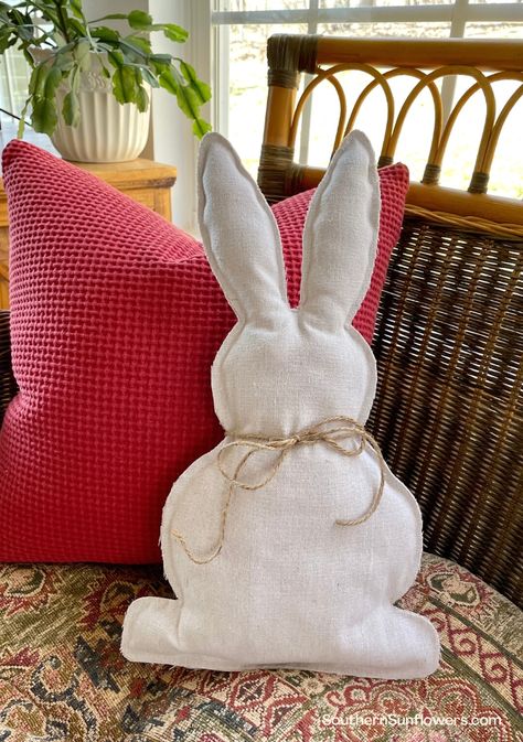 Learn how to make a no-sew drop cloth bunny pillow for your Easter home decor. It's so easy to make! Southern Sunflowers Loopy Yarn, Funny Easter Bunny, Diy Bunny, Bunny Pillow, Easter Gift Bags, Easter Home Decor, Felt Pillow, Diy Towels, Easter Pillows