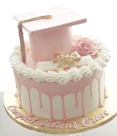 High School Graduation Cake Ideas For Girls, Graduation Party Cake Table Ideas, Pink Graduation Party Cake, Cute Graduation Cake Ideas, Graduation Cake Decorations, Hs Graduation Cakes, Graduation Aesthetic Cake, College Grad Cake Ideas, Cute Grad Cakes