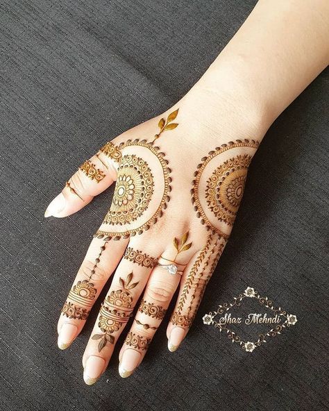 10.9k Likes, 8 Comments - Kaya Fashion (@kayafashion27) on Instagram: “Elegant mehndi designs by @shazmehndi ❤️ . . #stylishmehndidesign #mehndidesigns #mehndiartist…” Front Mehndi, Short Mehndi Design, Mehndi Designs Simple, Mecca Kaaba, Mehndi Designs 2018, Eid Henna, Basic Mehndi, Modern Mehndi Designs, Full Mehndi Designs