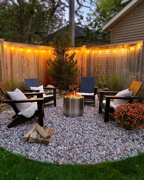 Best Fire Pit Ideas for Your Backyard - Farmhousehub Best Fire Pit, Outdoor Fire Pit Area, Diy Backyard Patio, Fire Pit Landscaping, Cool Fire Pits, Fire Pit Ideas, Backyard Renovations, Backyard Remodel, Fire Pit Area