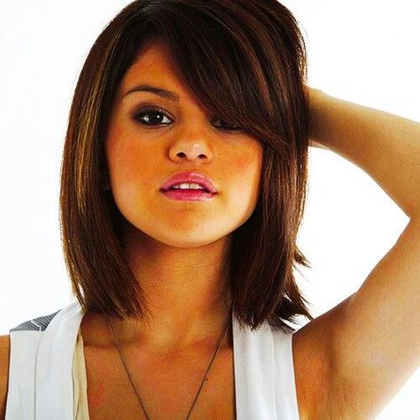 Wanded Hair, Selena Gomez Hair, Short Straight Hair, Side Bangs, Scene Hair, Cut My Hair, Hairstyles For Round Faces, Pompadour, Love Hair