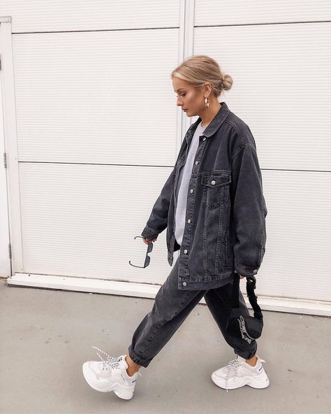 Oversized Black Denim Jacket, Stile Hijab, Looks Jeans, Jean Jacket Outfits, Denim Jacket Outfit, Looks Street Style, Jacket Outfit, Big Clothes, Streetwear Fashion Women