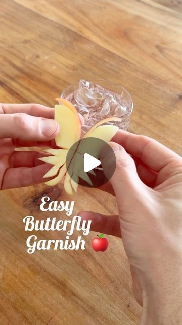 Björn van Tricht on Instagram: "Check out this easy apple butterfly garnish 🦋🍎 What do you think 😯😃 . . #garnish #garnishgame #bartenderstyle #bartendersbible #fruitcutting #barman #bartenders #barman #barlife #bartending #cocktailart #applefruit" Apple Garnish Ideas, Apple Garnish Cocktail, Apple Garnish, Drink Garnish, Apple Drinks, Drink Garnishing, Cocktail Art, Easiest Apples, Apple Fruit