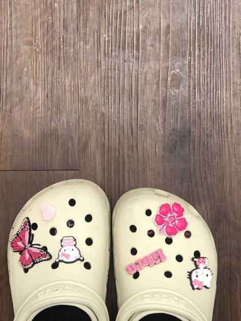 Pink Crocs With Jibbitz, Hello Kitty Crocs, Croc Ideas, Crocs With Jibbitz, Crocs With Charms, Croc Jibbitz, Crocs Fashion, Pink Crocs, Trendy Shoes Sneakers