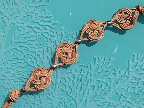 Bracelets Celtic, Knot Bracelet Tutorial, Knot Bracelets, Celtic Knot Bracelet, Irish Symbols, Celtic Bracelet, Creeper Minecraft, Pinewood Derby, Celtic Knots