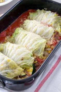 Chinese koolrolletjes met gehakt in tomatensaus uit de oven voor de rijst zou je ook bloemkool kunnen proberen Chinese Kool, Paleo Lunch, Oven Dishes, Cabbage Rolls, Happy Foods, Healthy Meals For Kids, Good Healthy Recipes, International Recipes, No Cook Meals