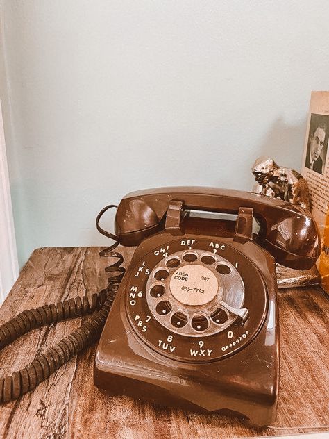 Retro Things, Orange Aesthetic, Old Phone, Brown Wallpaper, Desk Phone, Classic Cars Vintage, Phone Icon, Old Money Aesthetic, Brown Aesthetic