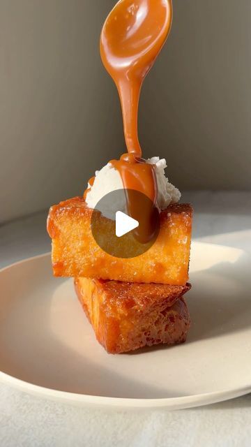 229K likes, 621 comments - sophandspice on May 30, 2024: "This honey butter toast is like French Toast’s more sophisticated cousin, no shade to French Toast, of course. 😌 You can go to Arome bakery in London if you want some - or make it at home with the recipe below! 👇🏽 I used @taylorpasshoneyusa Manuka honey and it added a really nice depth of flavor. Get your hands on some on their website (www.taylorpasshoney.com) or order it from instacart. 🫶🏽 Ingredients: 1 loaf of challah bread 8 Honey Butter Toast, Arome Bakery, Bakery Instagram, Challah French Toast, Family Meal Prep, Salted Carmel, Butter Toast, Tater Tot Breakfast, Honey Toast