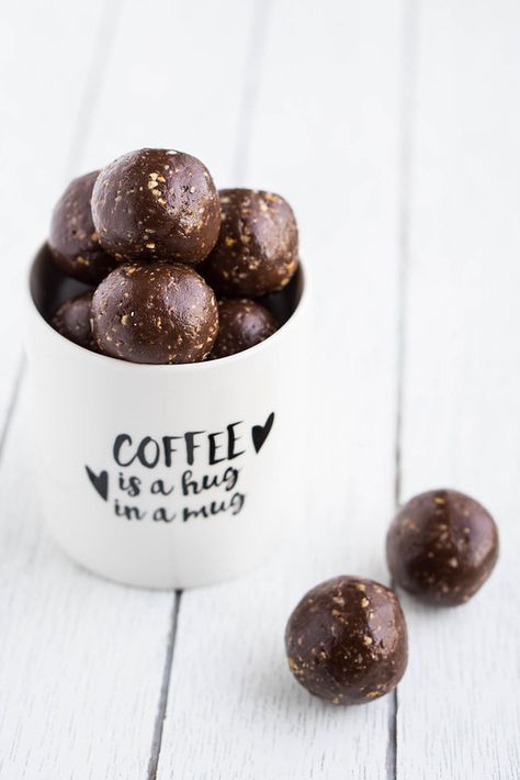 Chocolate Peanut Butter Shakeology Balls | cooking ala mel Shakeology Balls, Shakeology Dessert Recipes, Shakeology Desserts, Beach Body Recipes, Zucchini Bites, Chocolate Shakeology, Shakeology Recipes, Beachbody Recipes, 80 Day Obsession