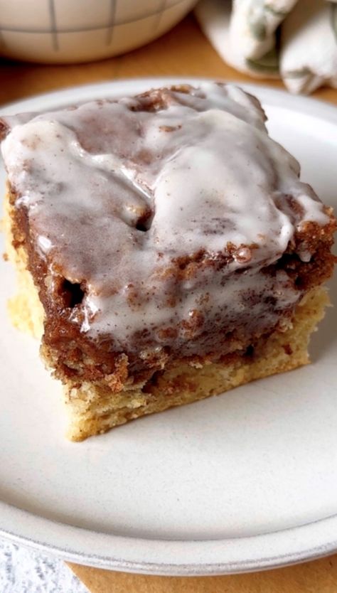 Banana Crumb Cake, Banana Coffee Cakes, Coffee Cake Recipes Easy, Powder Sugar, Banana Cake Recipe, Cinnamon Cake, Cinnamon Roll Cake, Cinnamon Butter, Roll Cake