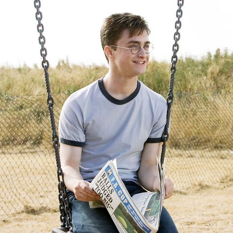 When u see it😂😂😂 Daniel Radcliffe Photoshoot, Daniel Radcliffe Movies, Daniel Harry Potter, Harry Potter Theories, Harry Potter Order, Citate Harry Potter, Daniel Radcliffe Harry Potter, Sitting Pose, Buku Harry Potter