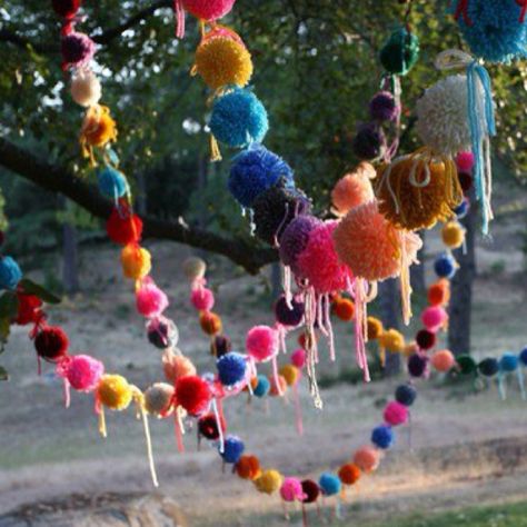 Outdoor pompoms Pompon Diy, Hantverk Diy, Pom Pom Decorations, Diy Pom Poms, Hippie Party, Folding Origami, Pom Pom Maker, Diy Pom Pom, Yarn Pom Pom