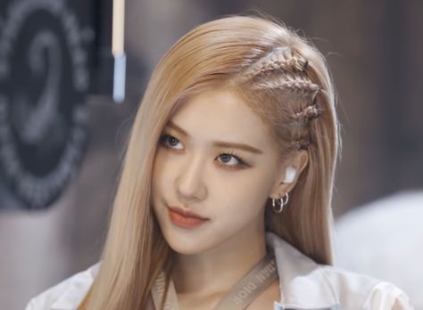 BLACKPINK ROSÉ👑 'KILL THIS LOVE'🔥🔥😍 Kpop Hair, Rose And Rosie, Blackpink Blink, Rose Icon, Love Rose, Grunge Hair, Rosé Blackpink, Blackpink Photos, Black Pink Kpop