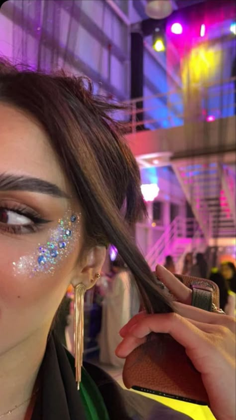 Glitter Bar Ideas, Face Glitter, Glitter Bar, Glitter Face Makeup, Glitter Face Paint, Rhinestone Makeup, Glitter Face, Fiesta Outfit, Face Painting Easy