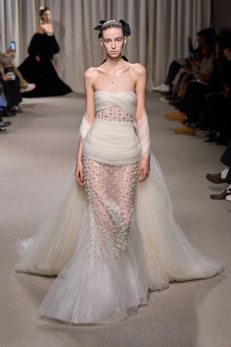 2024 Couture, Giambattista Valli Couture, Giambattista Valli Haute Couture, Second Wedding Dresses, Collection Couture, The Lane, Spring Couture, Wedding Dresses Corset, Bridal Shower Dress