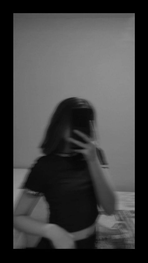 Aesthetic Blurry Mirror Selfie, V Bta, Girls Mirror, Photographie Portrait Inspiration, Face Aesthetic, Cute Selfies Poses, Foto Ideas Instagram, Ideas For Instagram Photos, Cute Poses For Pictures