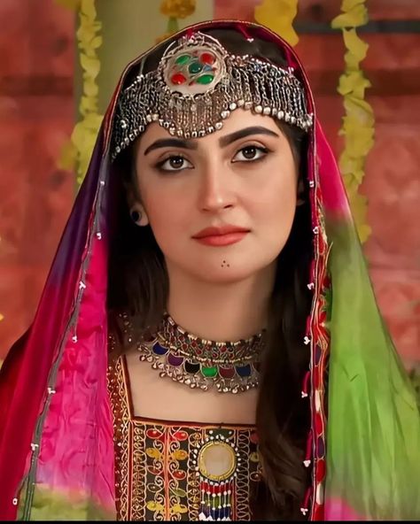 Hiba Bukhari, Pak Actress, Bridal Makeup Videos, Pakistani Songs, Afghan Fashion, Indian Woman, Trendy Makeup, Stylish Dresses For Girls, Beautiful Lips