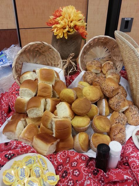 Do something little extra nice with your bread basket! Royal Catering Catering Buffet Ideas, Bread Basket Display, Party Bread, Gluten Free Bread Machine, Wedding Buffet Food, Bread Display, Bread Bar, Bread Pudding Easy, Catering Buffet