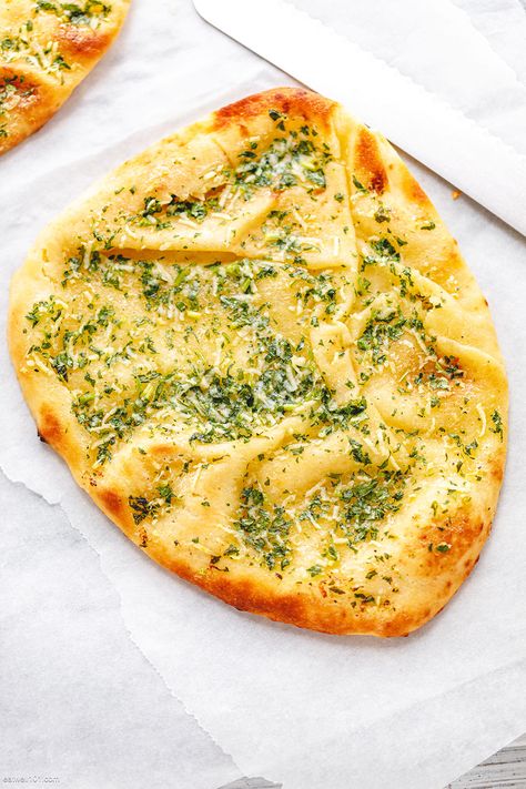 Garlic Herb Butter Flatbread - #flatbread #recipe #eatwell101 - Buttery, garlicky and super delicious! These garlic herb butter flatbreads are perfect for a refined appetizer, and you can play as much as you want with the toppings! - #recipe by #eatwell101 Garlic Flatbread Recipe, Bread Sides, Flatbread Appetizers, Rosemary Flatbread, Garlic Flatbread, Naan Flatbread, Homemade Flatbread, Homemade Garlic Bread, Flatbread Recipe