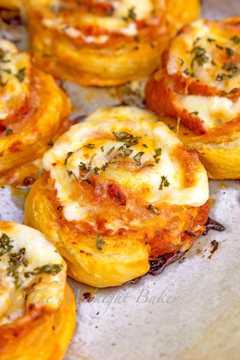 Pepperoni Pizza Pinwheels Savoury Scrolls, Pepperoni Appetizers, Pepperoni Pinwheels, Pepperoni Pizza Puffs, Recipes Using Puff Pastry, Puff Pastry Recipes Appetizers, Superbowl Recipes, Puff Pastry Pinwheels, Puffed Pastry