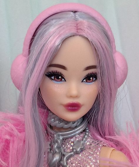 Odile Barbie, Monster High Halloween, Barbie Rosa, Mermaid Barbie, Barbie Makeup, Nostalgic Toys, Barbie Style, Doll Wardrobe, Short Wavy Hair