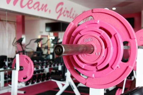 Hot pink weights! Nice Aesthetic Rosa, Dream Gym, Pink Plates, Pink Gym, Fitness Aesthetic, Michelle Lewin, Pink Workout, What A Girl Wants, Weight Lifting Women