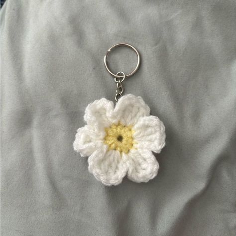 Crochet flower keychain in white and yellow. Perfect for adding a touch of whimsy to your keys or.#crochetkeychain #handmadegifts #DIYkeychain #crochetlove #keychainaddict Crochet Keychains For Men, Easy Keychain Crochet, Flower Crochet Keychain, Crochet Flower Keychain, Crochet Apparel, Crochet Keychains, Faux Fur Headband, Keychain Crochet, Flower Keychain