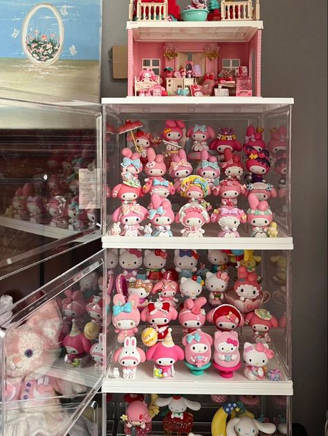 Sanrio Collection Room, Sanrio Collection Display, Miniso Sanrio Figures, My Melody Things, Figurine Display Ideas, Sanrio Room Decor, Sanrio Figures, Toy Collection Room, Sanrio Room