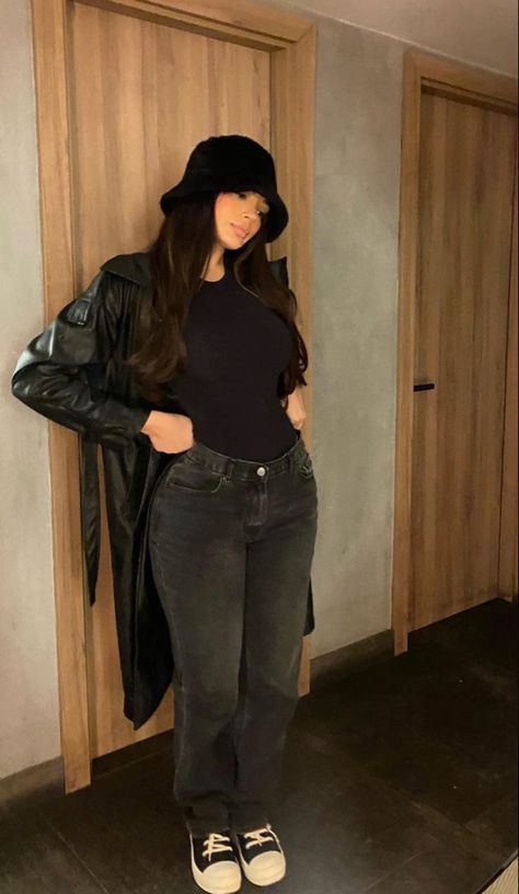 Layered Outfits Fall, Style Grey Jeans, Fashion Outfits Autumn, 13 Outfits, Fall Wardrobe Basics, Cold Outfits, Fashion Guide, Elegante Casual, Kaia Gerber