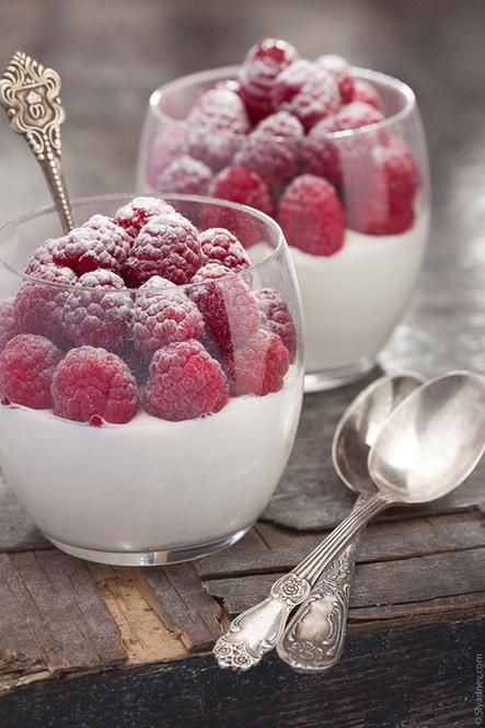 White Chocolate Cream-Cheese Mousse With Raspberries - perfect for Summer! Být Fit, Chocolate Cream Cheese, God Mat, Think Food, Eat Dessert First, Chocolate Cream, Eat Dessert, Trifle, Decadent Desserts