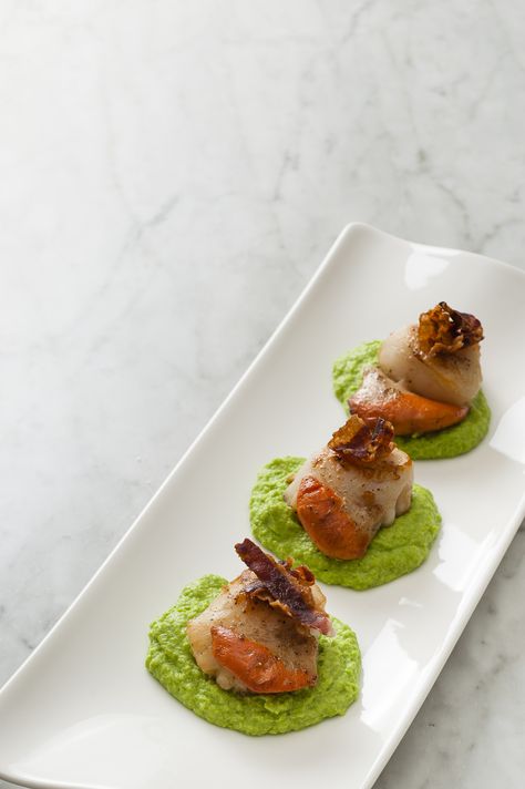 Scallops on Pea Purée with Pancetta – Priceless Magazines Valentine's Meal, Scallop Starter, Grilled Cheese Sticks, Scallop Appetizer, Grad Dinner, Pea Puree, Fresh Scallops, Cinnamon Breakfast, Rhubarb Crumble