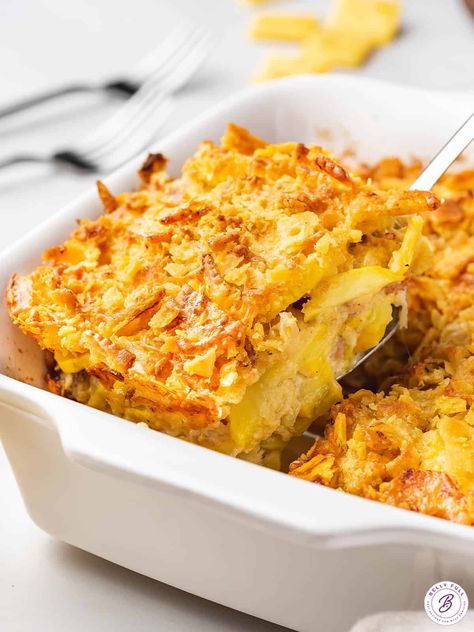 This is the best Yellow Squash Casserole! Thinly sliced squash is combined with sautéed bacon and onion, cheese, crackers, and a buttery egg mixture. Perfect as a side, Sunday brunch, or holiday get togethers! Shredded Squash, Roasted Yellow Squash, Carrot Casserole, Yellow Squash Casserole, Yellow Squash Recipes, Squash Casserole Recipes, Creamed Onions, Fried Chicken Breast, Side Kick