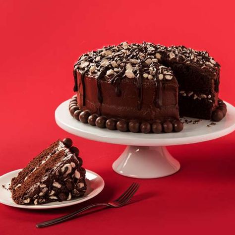 Old Fashioned Malted Chocolate Cake Whopper Cake, Whoppers Candy, Easy Chocolate Cupcake Recipe, Hershey Recipes, Pancakes For One, Malted Milk Balls, Hershey Candy, Homemade Frosting, Cupcake Recipes Chocolate