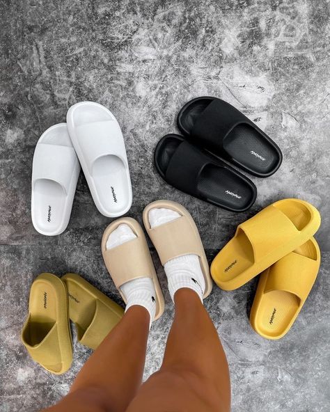 Summer Shoes Sandals Trendy, Sliders Shoes Aesthetic, Slider Outfit, Sliders Outfit, Aesthetic Summer Shoes, Sliders Footwear, Summer Shoes Aesthetic, Trendy Summer Shoes, Cute Comfy Shoes