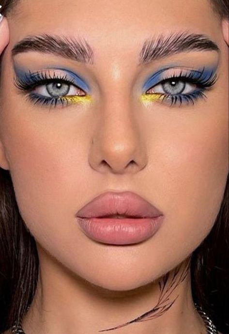 Glitter No Rosto, Smoky Eyeliner, Disco Makeup, Coachella Makeup, Natural Prom Makeup, Eye Makeup Styles, Pride Makeup, Retro Makeup, Disney Makeup