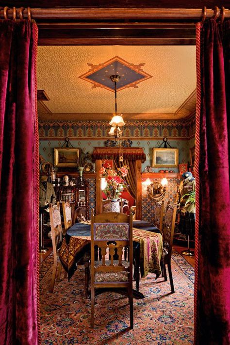 Victorian Bohemian Decor, Estilo Kitsch, Victorian Rooms, Bohemian Dining Room Decor, Dining Room Victorian, Victorian Home Decor, Victorian Interior, Victorian Interiors, Victorian Furniture