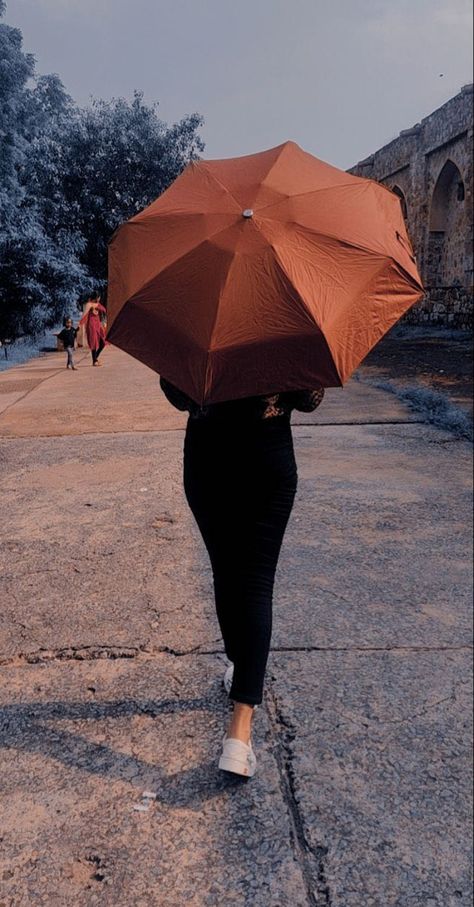 Poses With Umbrella, Umbrella Pose, Girl With Umbrella, 2d Drawing, Girl Walking, Umbrella Girl, Instagram Creative Ideas, Pic Pose, Poses Reference