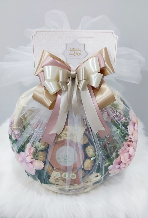 Gift Baskets Wrapped In Tulle, Hantaran Klasik, Pita Hampers, Elegant Gift Wrapping Ideas, Hampers Snack, Packing Ideas Gift, Ide Hampers, Gift Packing Ideas, Food Gifts Wrapping